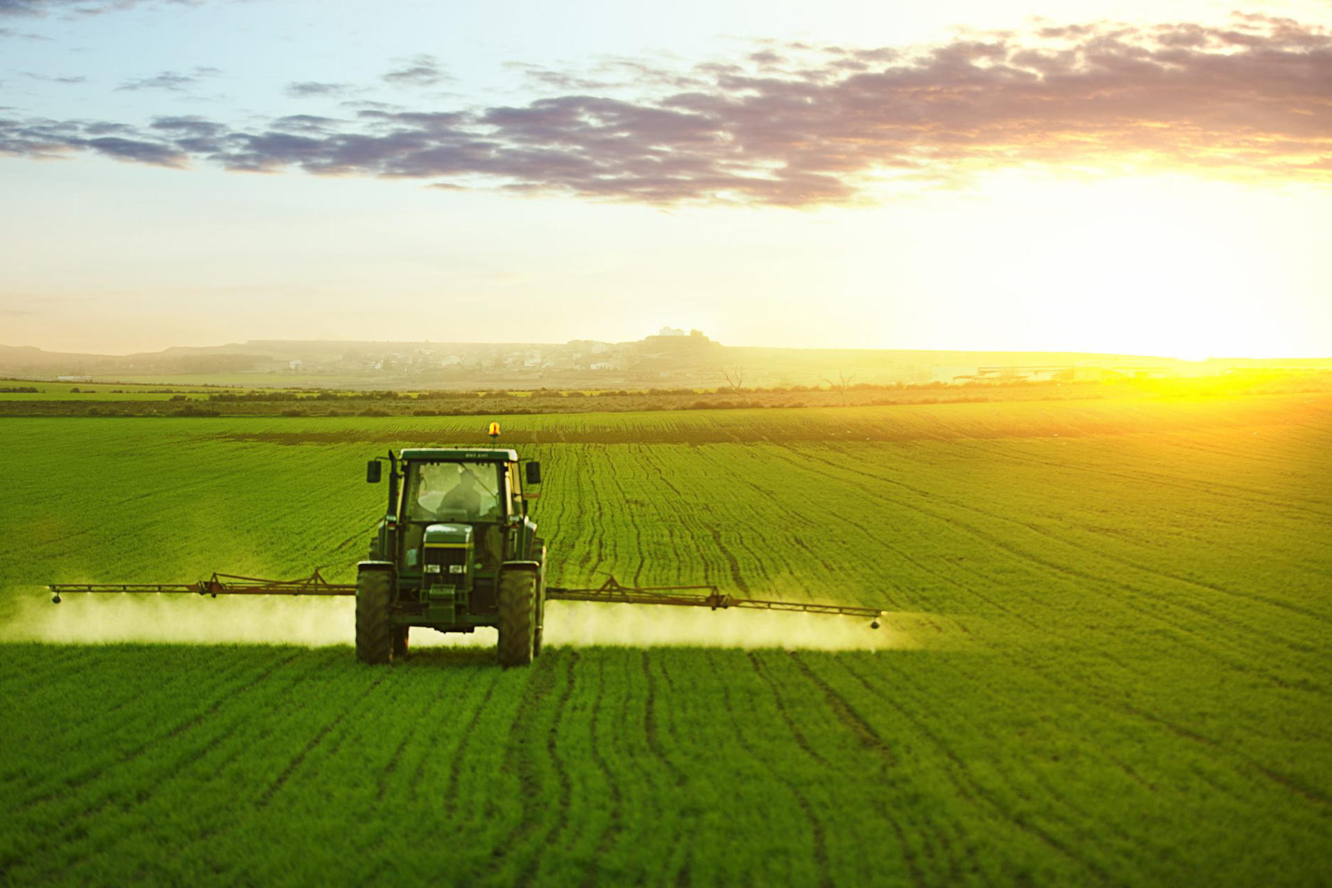 Tractor fertilizando un lote